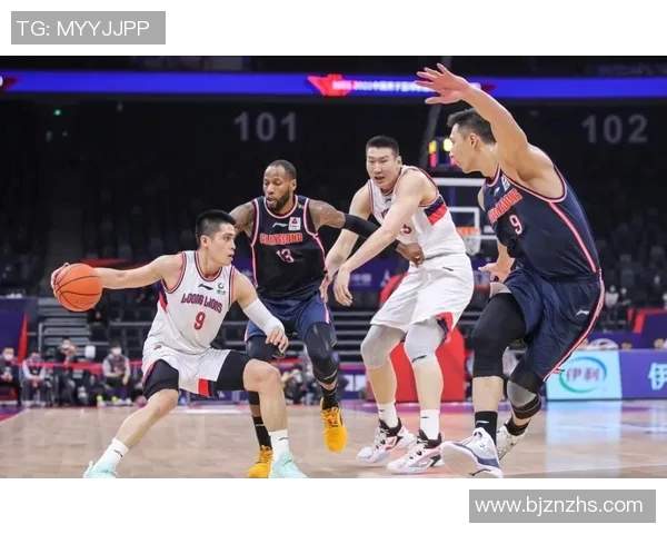 广东东莞男篮迎战深圳队全力争胜展现篮球激情与团队精神